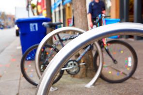 Virkne nerūsējošā tērauda āra velosipēdu statīvu nodrošina spilgtas krāsas velosipēdu